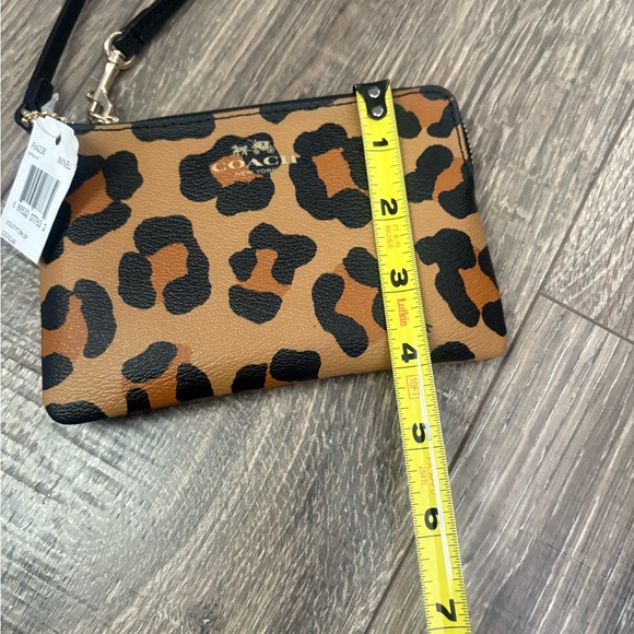 Coach wristlet / wallet in Cheetah print NWT from pet and smoke free home - Picture 15 of 15
